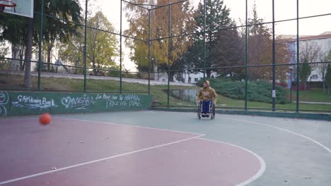 Basketball-Spielen.-Behinderter-Junger-Mann-Und-Seine-Freundin.